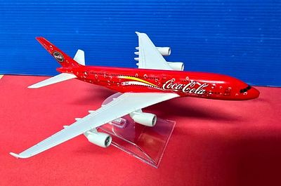 דגם מטוס אספנות ממתכת איירבוס A380 ממותג "קוקה קולה". . . פריט איכותי כחדש ללא פגמים. 
כולל בסיס 
