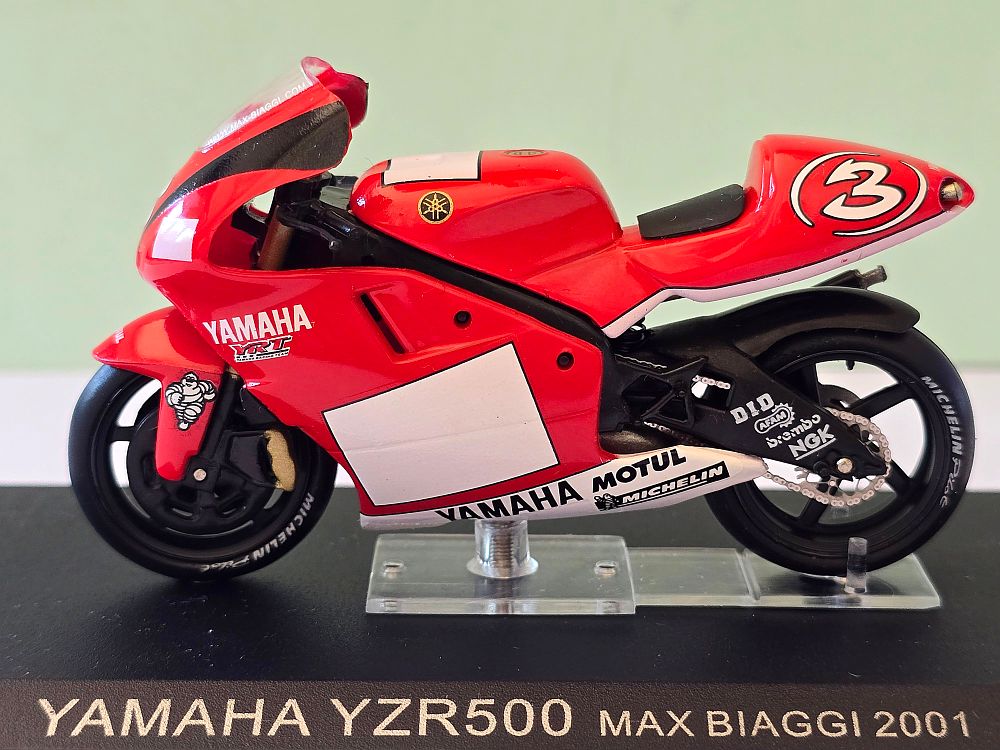 A collectible model of a Yamaha YZR500 motorcycle in 1:24 scale, representing the motorcycle 