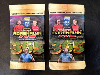 2 חבילות אספנות של קלפי כדורגל רשמיות מסוג Panini FIFA 365 Adrenalyn XL 2025. החבילות מציגות 
