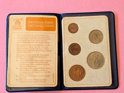 סט מטבעות "ההילך העשרוני הראשון של בריטניה" (Britain's First Decimal Coins) שהונפק על ידי 