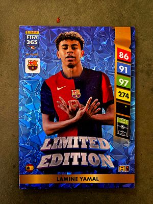 קלף אספנות בגודל חריג מסדרת Panini Adrenalyn XL FIFA 365 2025 (מהדורת ה-10 שנים לסדרה), המציג 