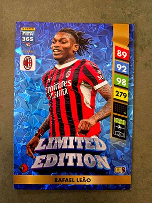 קלף אספנות בגודל חריג מסדרת Panini Adrenalyn XL FIFA 365 2025 (מהדורת ה-10 שנים לסדרה), המציג 