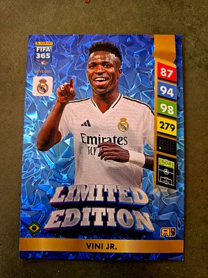 קלף אספנות בגודל חריג מסדרת Panini Adrenalyn XL FIFA 365 2025 (מהדורת ה-10 שנים לסדרה), המציג 