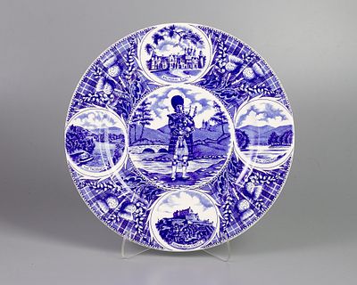 Тарелка декоративная "Достопримечательности Шотландии. Волынщик". Фаянс, деколь, d-25 см. 