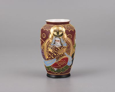 Вазочка "Гейша и самураи". Фарфор, роспись, эмалевые краски, разделка золотом, крытье, h-9,5 см. 