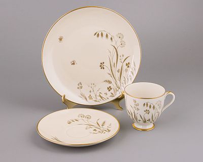 Чайная тройка "Полевые цветы". Фарфор, деколь, разделка золотом, h-7,5 см., d-14,8 см. (блюдце) 