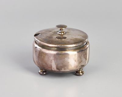 Икорница с крышкой и стеклянной вставкой на 3-х ножках. Металл, серебрение, штамп, стекло 