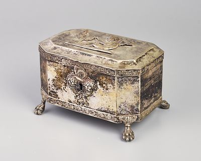 Шкатулка "Амур" на 4-х ножках-лапах. Металл, серебрение, штамп, литье, монтировка, h-10 см., 15 