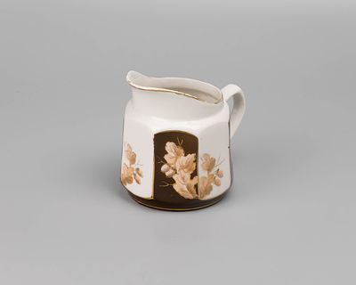 Сливочник "Дубок". Фарфор, роспись, разделка золотом, крытье - коричневой краской, h-9 см., СССР 