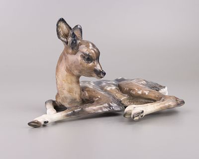Фигура "Лежащий олененок". Фарфор, роспись подглазурная, h-14,5 см., l-27 см., автор F. 