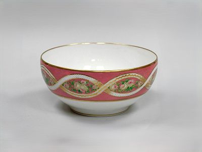 Сухарница "Гирлянды роз". Фарфор, роспись, крытье розовой краской, позолота, h-8,2; d-17,5 см. 