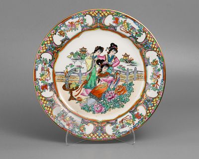 Тарелка "Восточные красавицы". Фарфор, роспись, крытье, разделка золотом, d-23 см., Китай, 2-ая 
