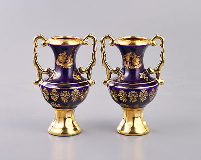 Декоративные парные вазочки "Галантные сцены" с фигурными ручками (2 шт.). Фарфор, крытье 