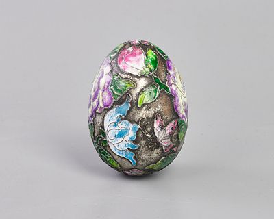 Яйцо "Бабочки и цветы". Металл, полихромная эмаль, h-9 см., Китай, сер. 20 века. 
Сохранность: 