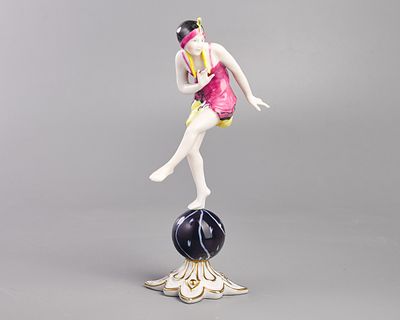 Фигура "Танцовщица на шаре" (2 элемента в сборе). Фарфор, роспись, позолота, металл (штырь) 
