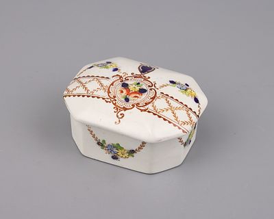 Шкатулка "Цветочные гирлянды с ромашками и розами". Фаянс, деколь с подрисовкой, h-5,5 см., l-9 