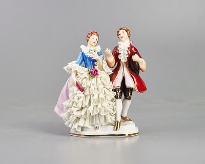 Фигура "Дама с кавалером". Кружевной фарфор, роспись, лепка, крытье, позолота, h-12.4 см. 