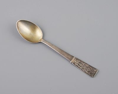 Ложка чайная "Виноград с колокольчиками". Серебро 875, вес - 29,44 гр., l-14 см., с рельефом на 