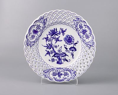 Тарелка декоративная "Синий лук". Фарфор, деколь, с прорезным бортом, d-23,5 см., Чехословакия 