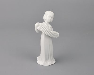 Фигура "Игра на гармошке". Фарфор белый, h-13 см., Германия, "Schaubach-Kunst", 1953-1962 гг. 