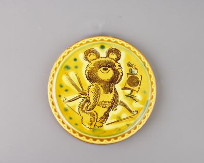 Панно настенное "Мишка олимпийский" (стрельба из лука). Обливная керамика, деколь, d-16 см. 