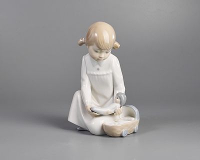 Фигура "Девочка с куклой". Фарфор, роспись подглазурная, h-16,5 см., Испания, "Zaphir" 