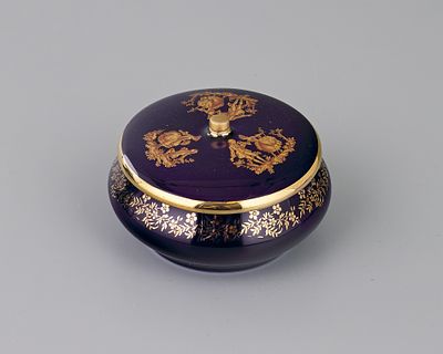 Шкатулка с крышкой "Галантные сцены". Фарфор, крытье кобальтом, разделка золотом, h-5.5 см. 