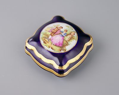 Шкатулка с крышкой "Танец в саду". Фарфор, деколь, крытье кобальтом и золотом, цировка, h-8.5 см 