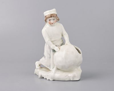 Карандашница "Девочка со снежным комом". Фарфор, роспись, h-17,5 см., l-14 см. (подставка) 