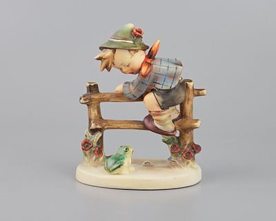 Фигура "Мальчик с лягушкой". Фаянс, роспись, h-15,5 см., 12х8,5 см., Германия, "Goebel", 1950-е 