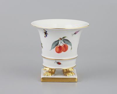 Вазочка на 4-х львинных лапах "Фрукты, овощи с жуками и бабочками". Фарфор, роспись, разделка 