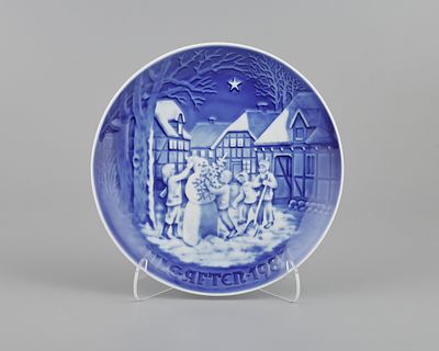 Тарелка декоративная "Снеговик накануне Рождества". Фарфор, роспись подглазурная, d-18 см. 