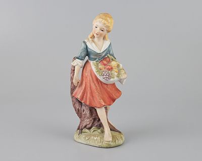 Фигура "Девочка с корзиной фруктов". Бисквит, роспись, h-19,5 см., Германия, 2-я пол. 20 века. 