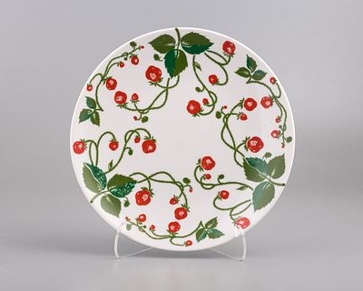 Тарелка декоративная "Земляника". Фарфор, шелкотрафаретная печать, d-19,8 см., СССР, ЛФЗ, 1970-е 
