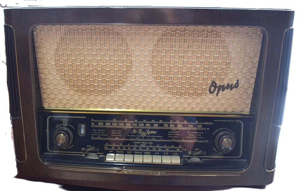 Lot 147: German Telefunken Opus Radio
