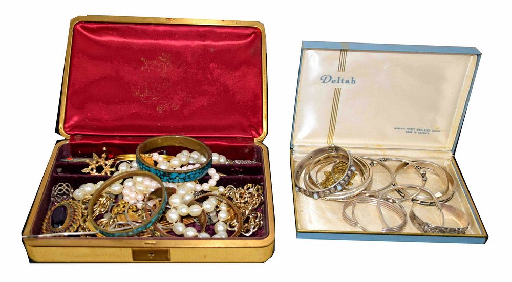Lot 203: Costume Jewelry Lot