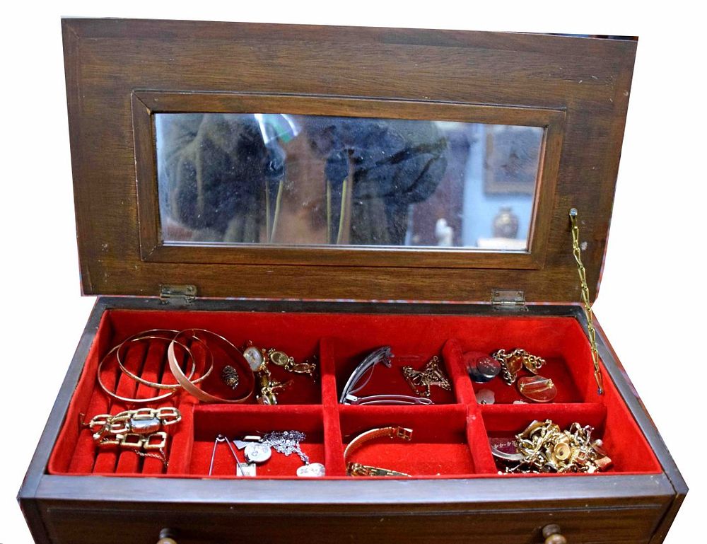 Lot 168: Jewelry Lot