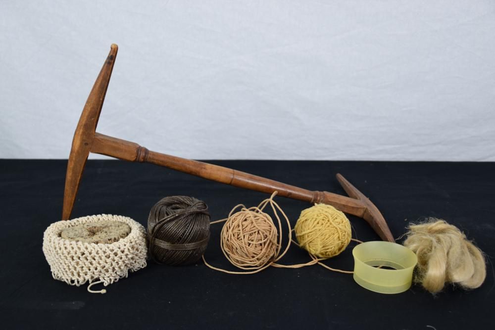 Lot 253: Carved and Turned Niddy-Noddy