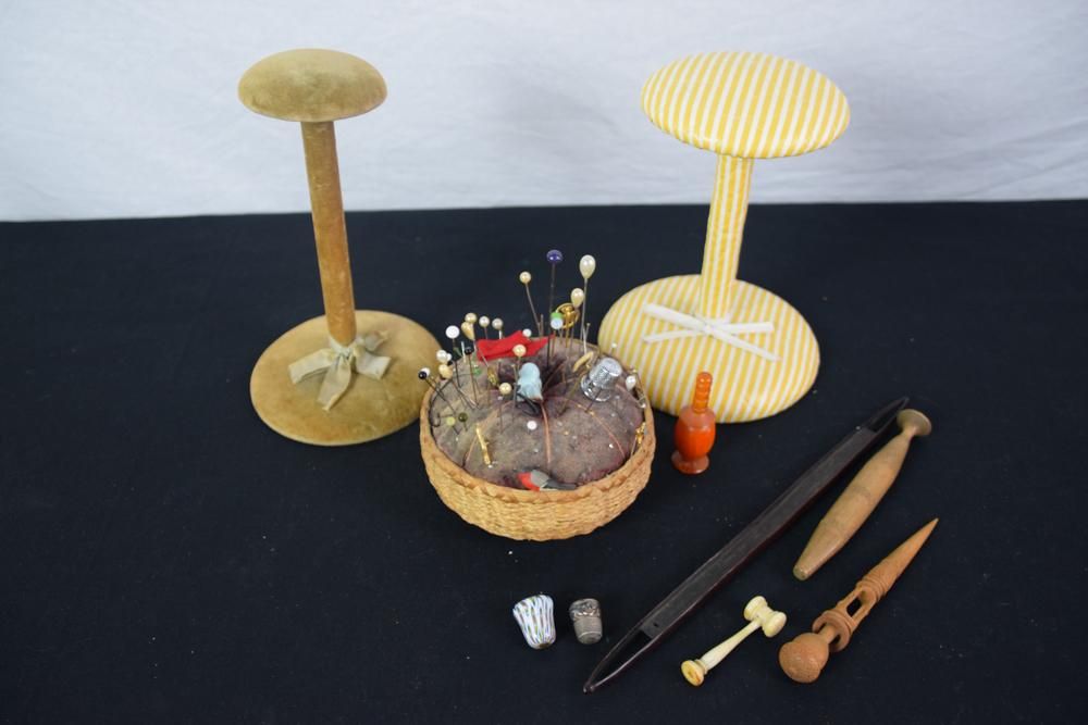 Lot 256: Pin cushion and Thimbles