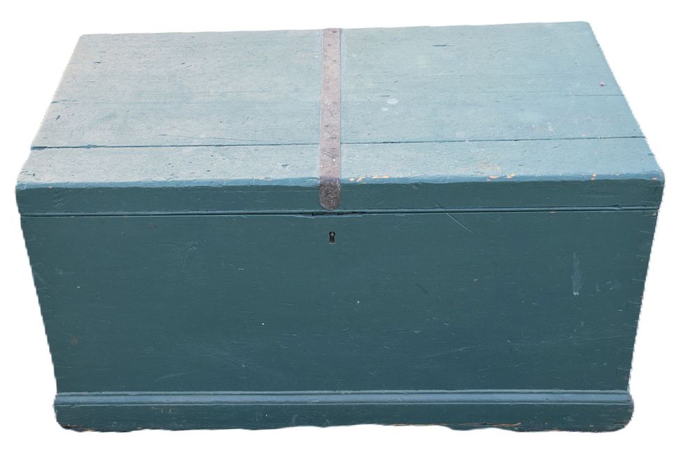 Lot 175: Country Storage Chest