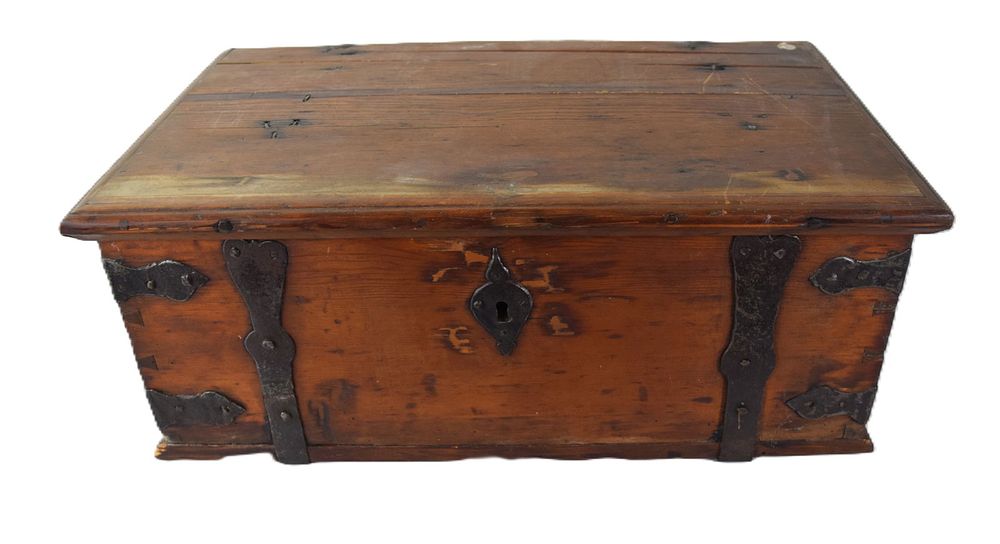 Lot 206: Country Pine Storage Box