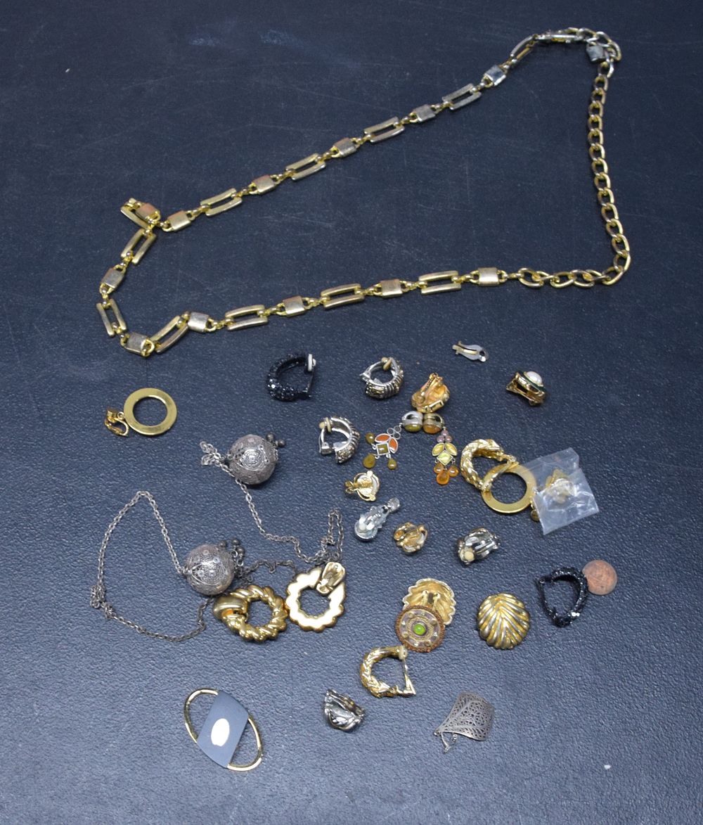Lot 173: Lot Of Costume Jewelry