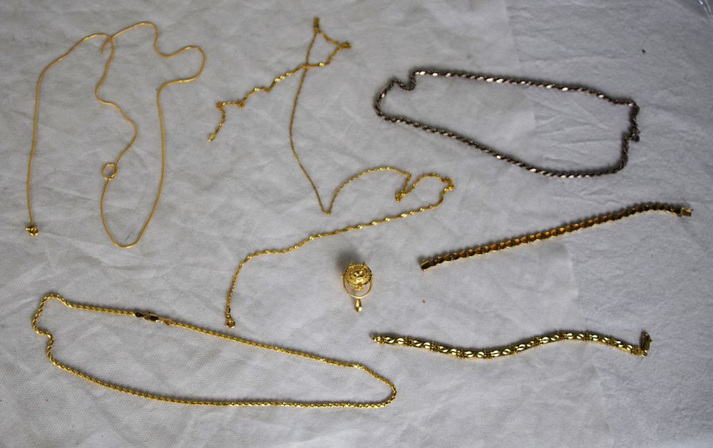 Lot 60A: 3 Gold Necklaces/1 Gold Bracelet