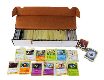 Pokémon Collector Deck. Approximately 1000 to 1200 Pokémon cards of 2017-2020 vintage including 