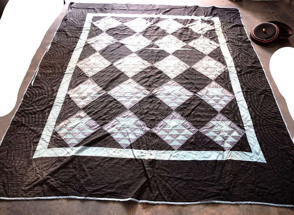 Lot 143: Amish Quilt
