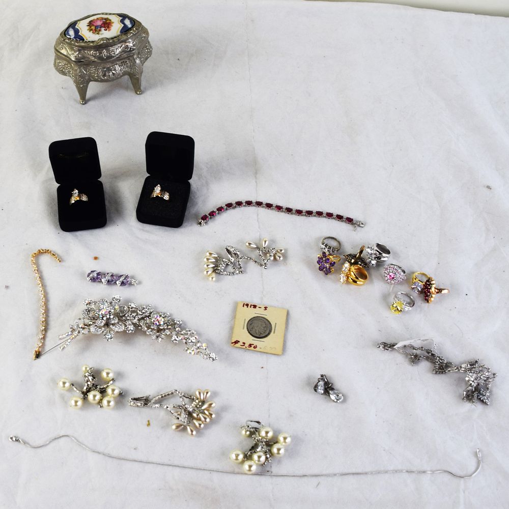 Lot 154: Costume Jewelry Lot