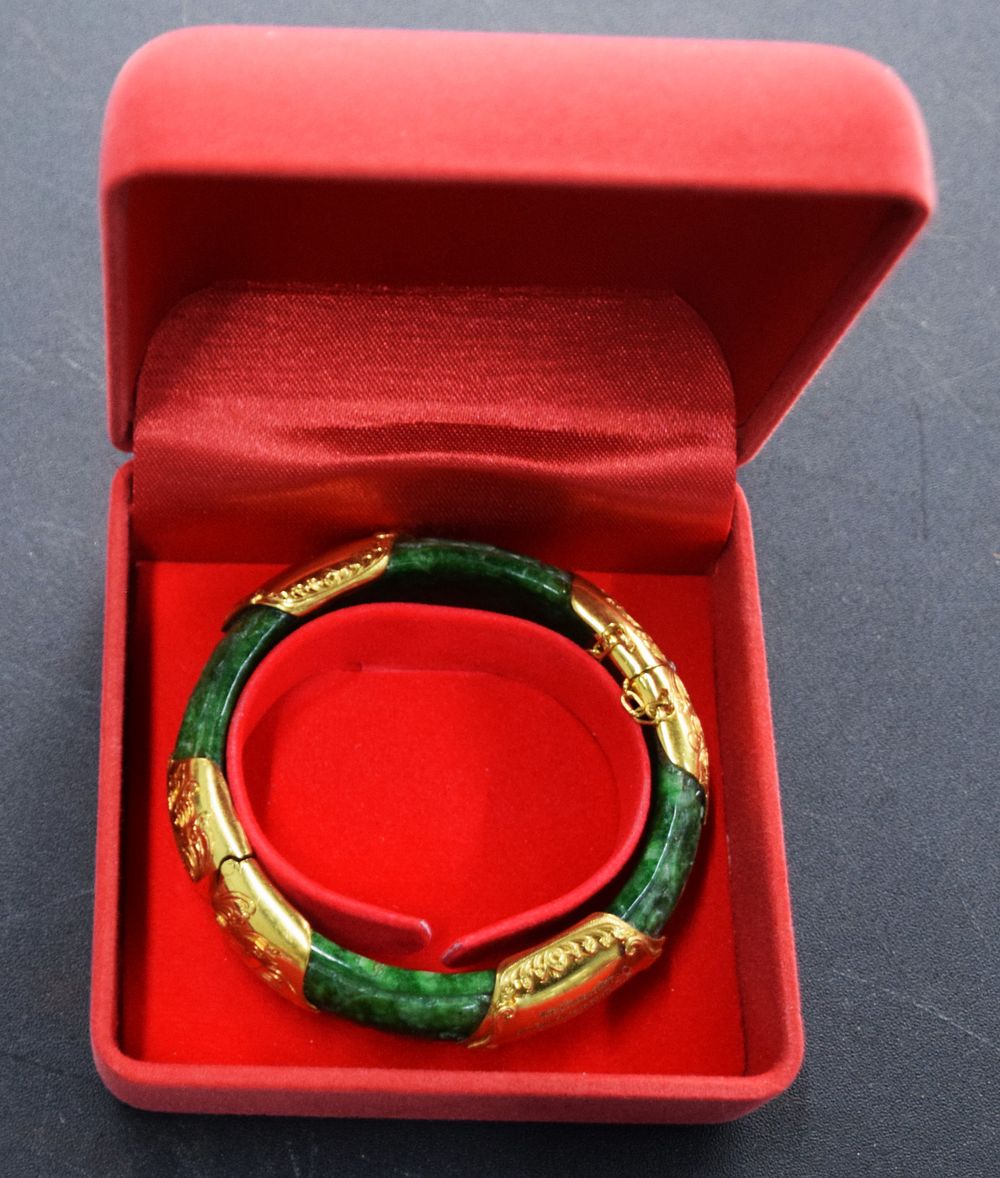 Lot 7: Jadeite Jade Bracelet