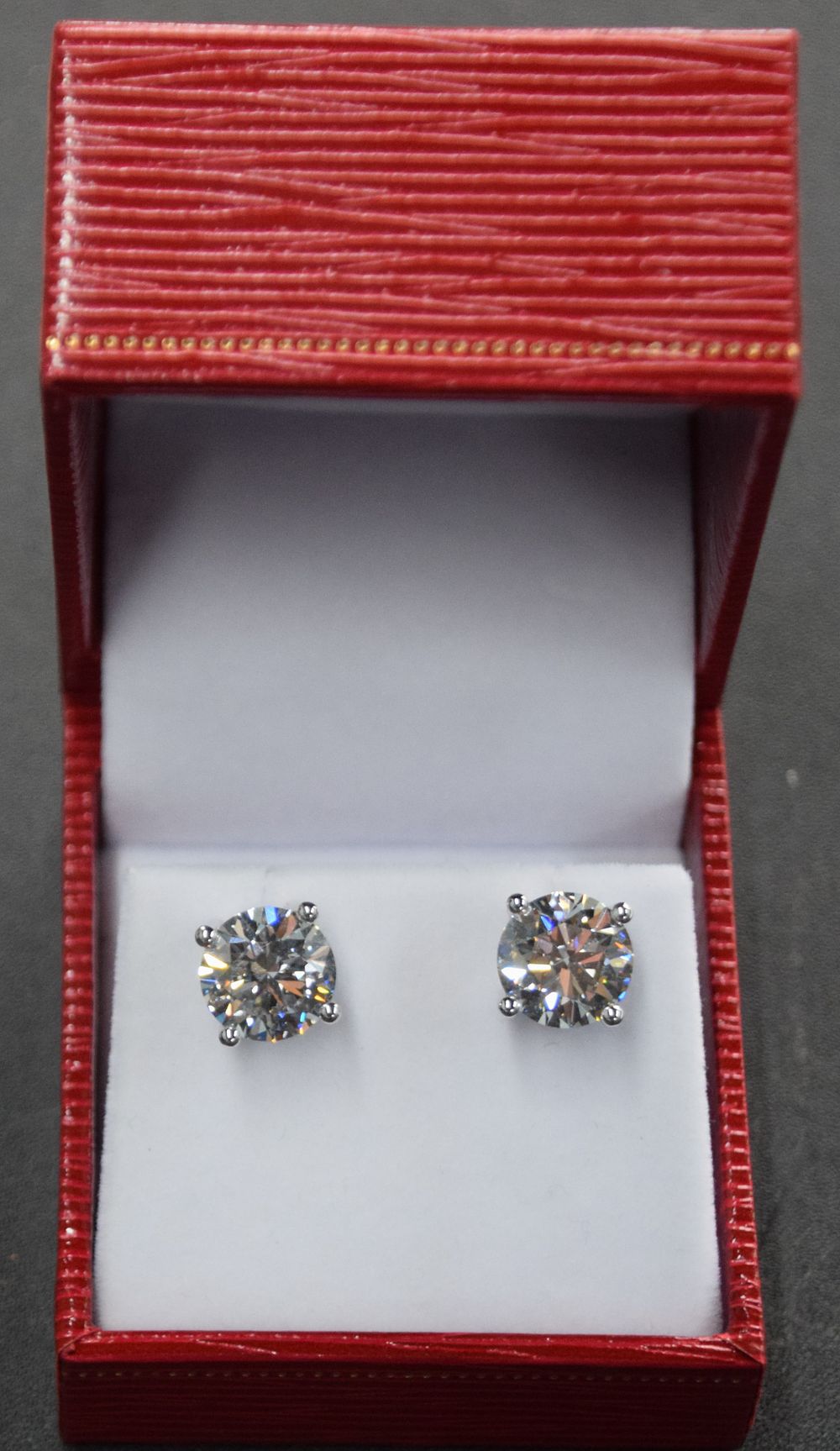 Lot 9: 5 Carat Diamond Earrings VVS2