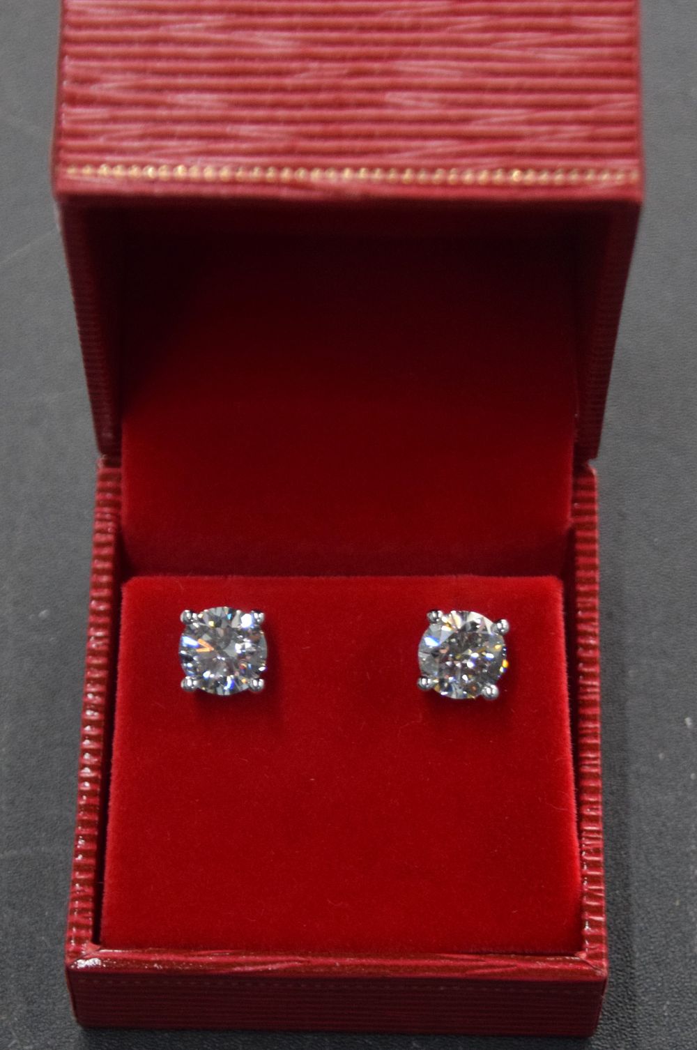 Lot 11: 3 Carat Diamond Earrings VVS1