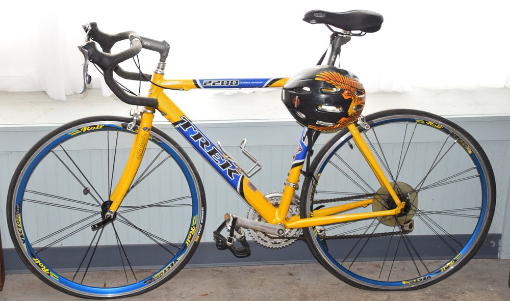 Lot 29: Trek 2200 Road Bike